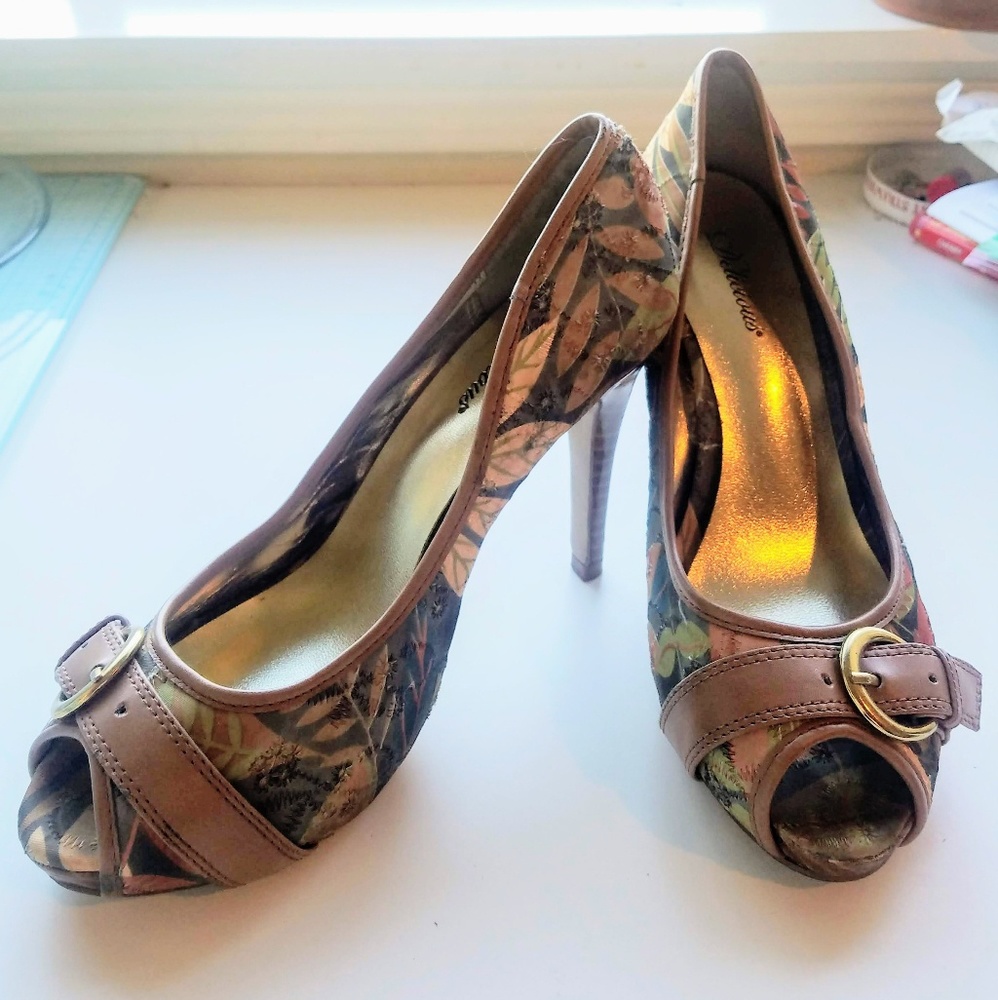HIGH Delicious Flower and Leaves 4" Heels Size 7